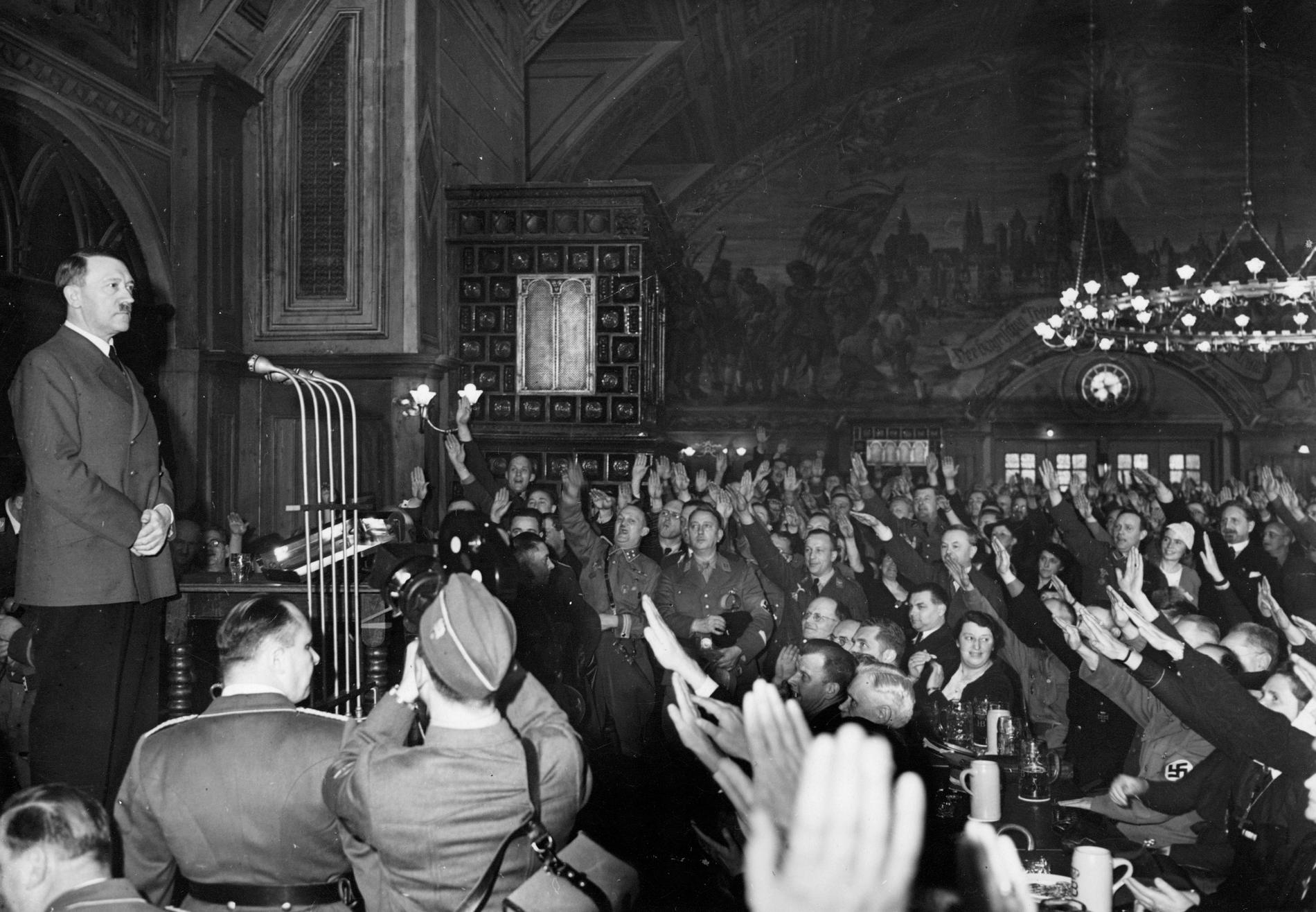 Adolf Hitler valdes till rikskansler 1933.