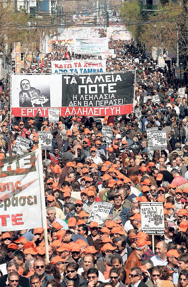 Grekland Omkring 100 000 demonstranter i Aten protesterar mot nedskärningar i pensionssystemet.