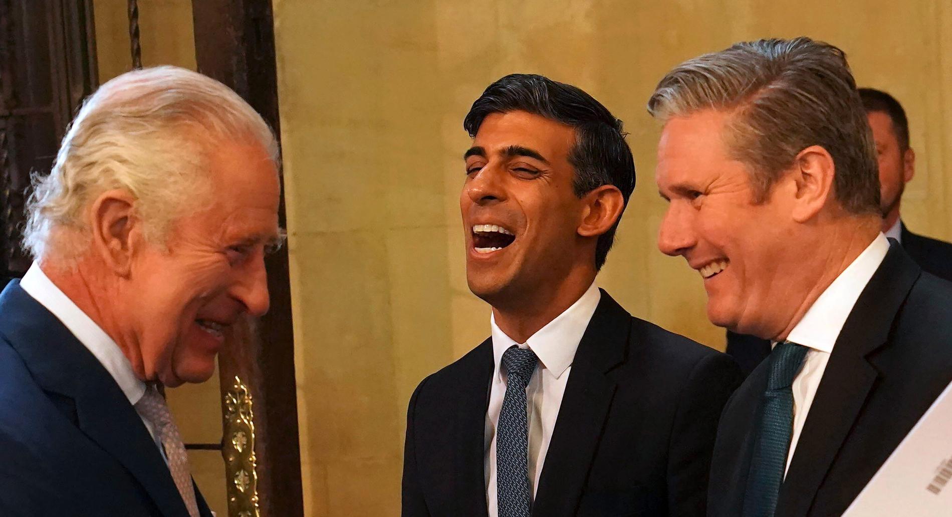 Premiärminister Rishi Sunak visar sina vita tänder för kung Charles II och Labour-ledaren Keir Starmer.