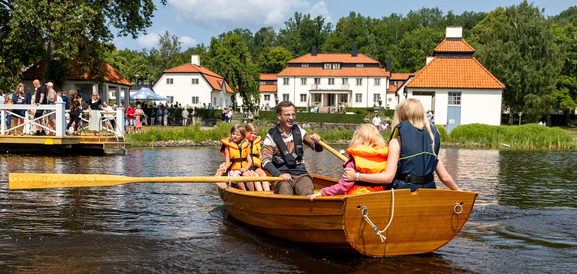 Statsminister Ulf Kristersson (M) ror omkring med lokala barn i Harpsundsekan i Harpsund. Men styr han landet åt rätt håll?