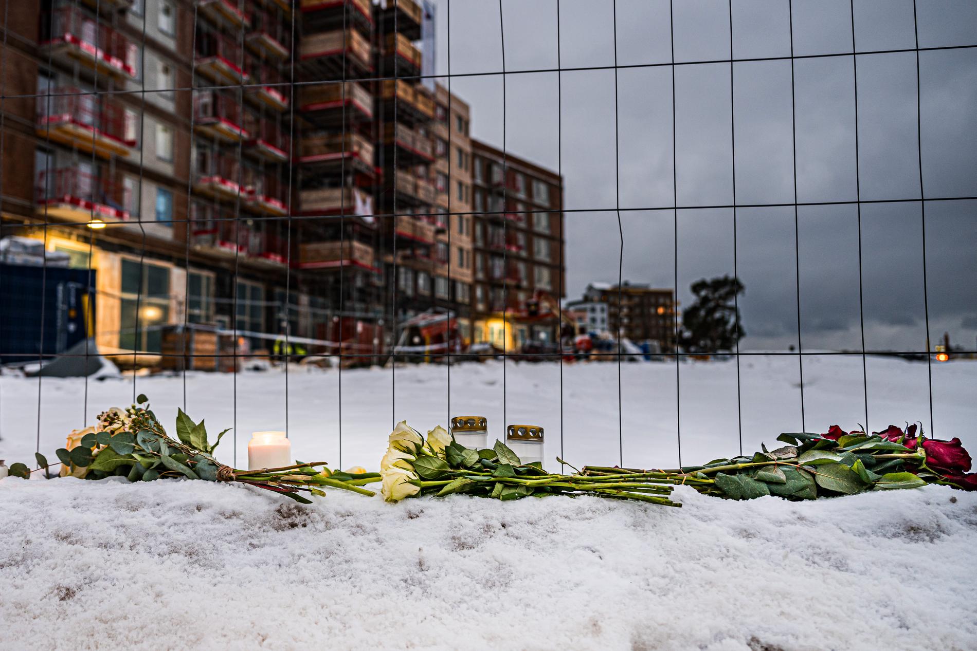 Blommor har lagts ner vid olycksplatsen i Ursvik i Sundbyberg där fem män omkom i en hissolycka.