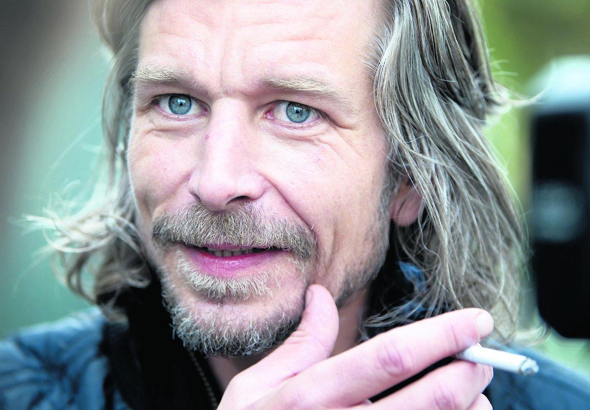 Karl Ove Knausgård, född 1968, är bosatt i Malmö. Min kamp, en självbiografi i sex delar, har rönt stor framgång i Norge hos både kritiker och läsare. Den andra delen, En tid for alt, nominerades till Nordiska rådets litteraturpris.