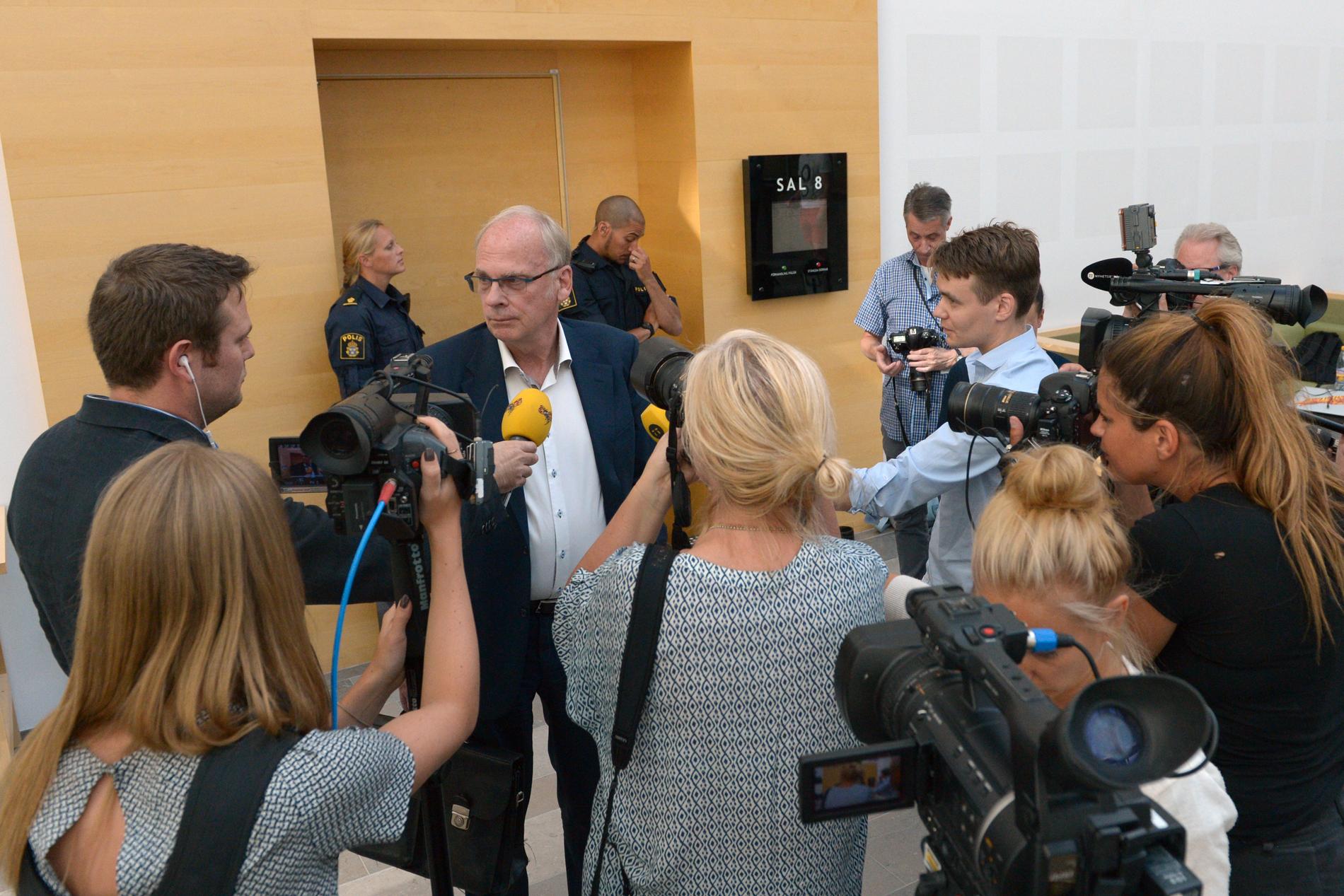 36-åringens advokat Per-Ingvar Ekblad mötte pressen utanför tingsättens förhandlingssal.