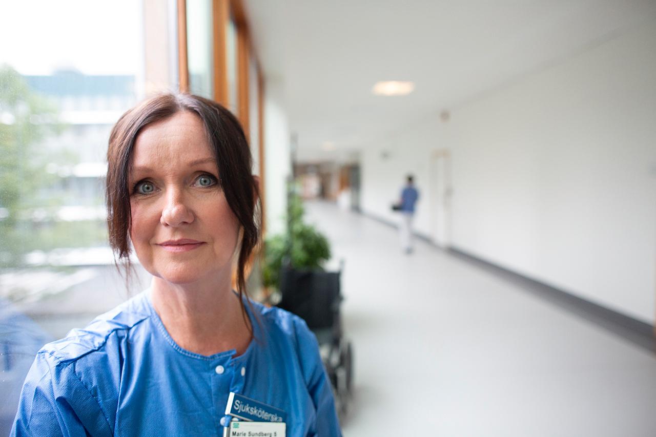 Sjuksköterskan Marie Sundberg Svensson möter ofta ensamma äldre i sitt jobb. - Jag önskar att det fanns en trygghetslinje som de kunde ringa, säger hon.