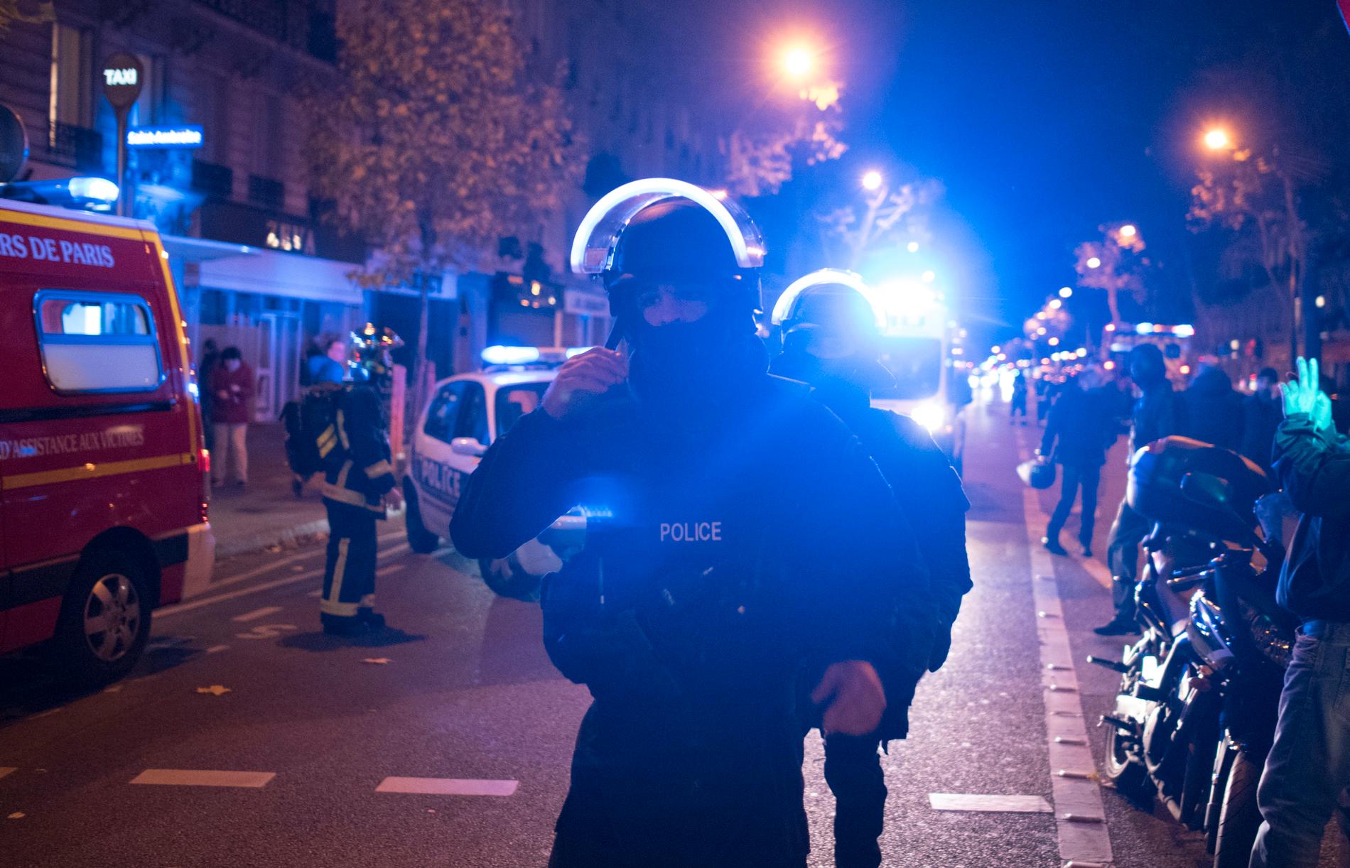 Polis utanför Bataclan under attacken 2015. 
