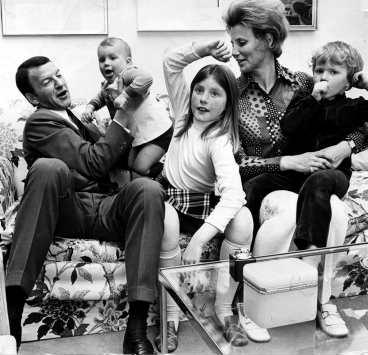 Familjen Gyllenhammar i början av 1970-talet: pappa Pehr, mamma Christina och barnen Sophie, Cecilia och Oscar.