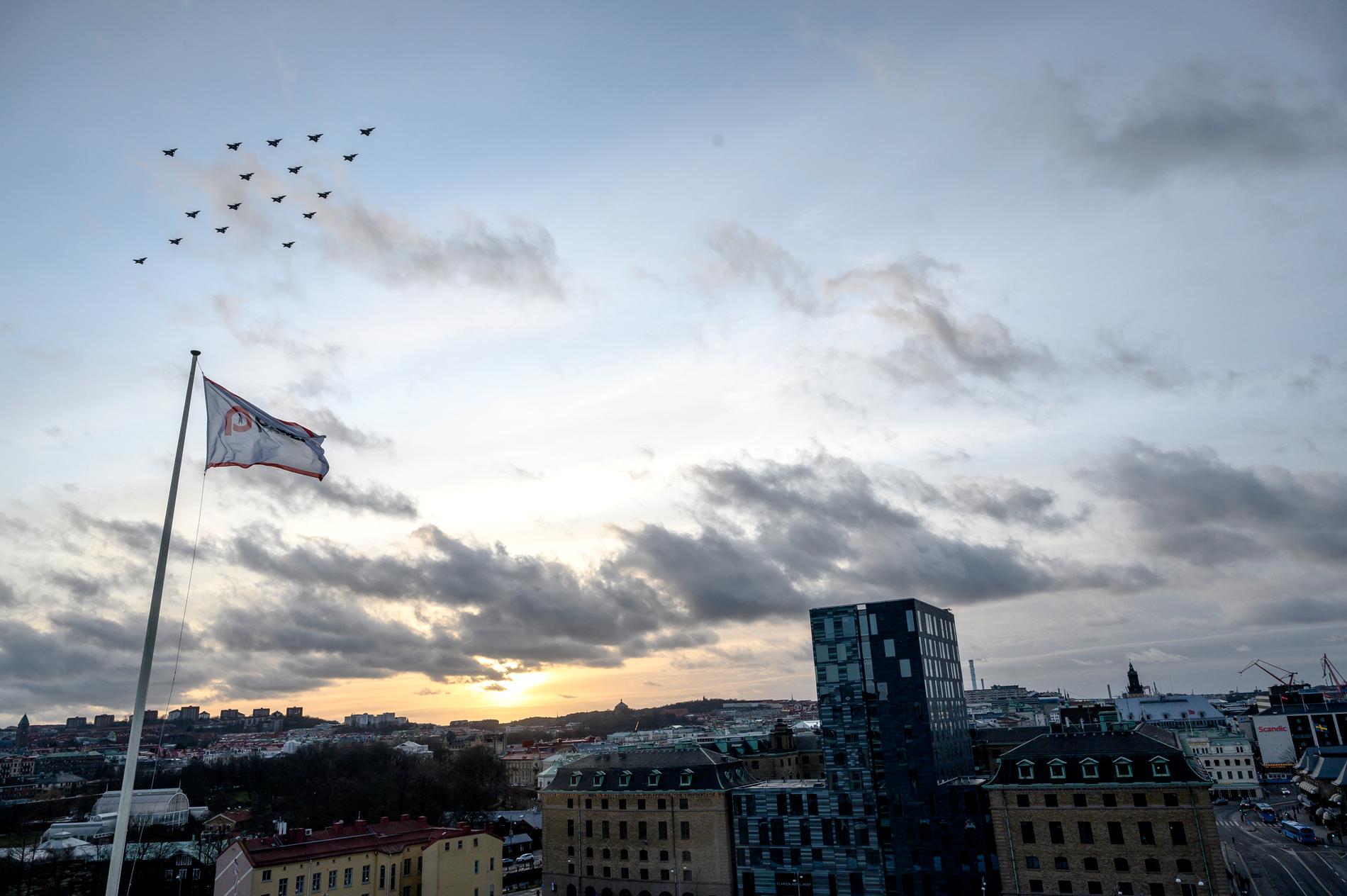 Skaraborgs flygflottilj, F7, genomförde sin årliga julgransflygning med Jas 39 Gripen, bland annat över Göteborg.