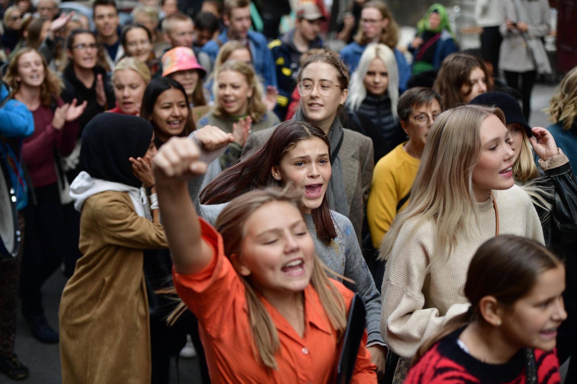 Skolungdomar i Stockholm strejkar för klimatet