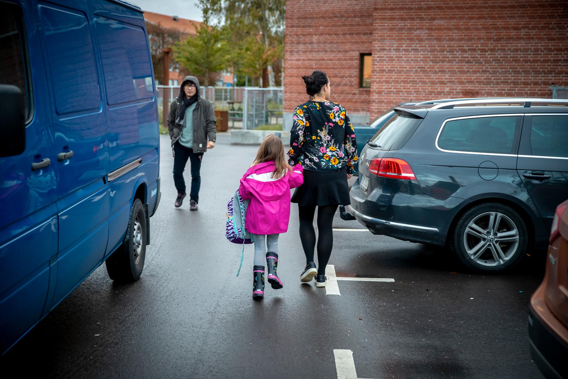 Parkeringskaoset vid Malmö International School i Limhamn gör att föräldrar och barn tvingas kryssa fram mellan bilar för att ta sig till skolan. 