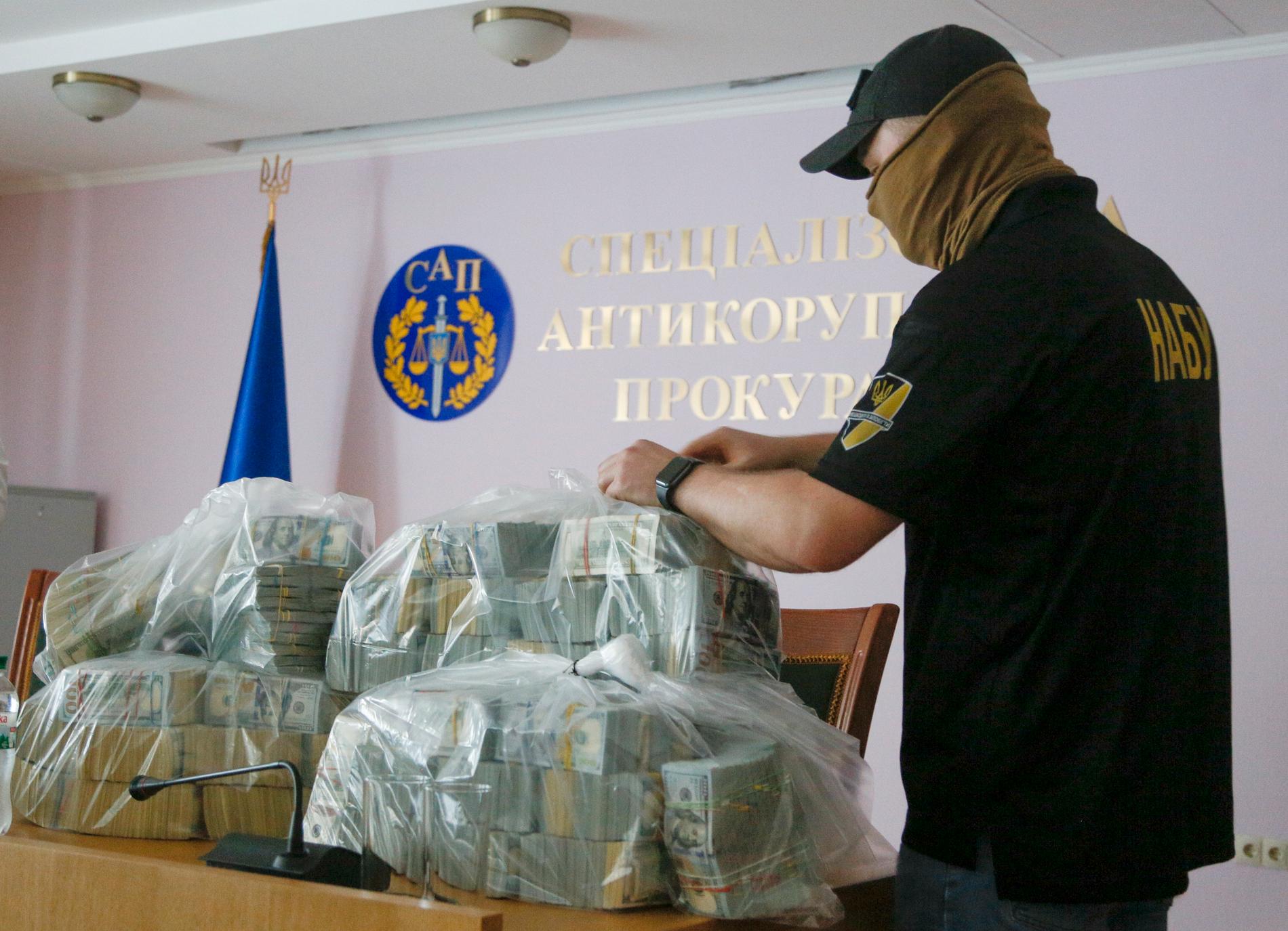 Det rekordstora kontantbeslaget visas upp på en presskonferens i ukrainska Kiev.