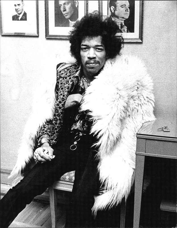 10. Rocklegendaren Jimi Hendrix fick feeling och skrev ner sina innersta tankar till en kär vän, brevet är odaterat ”Lilla tjej … Lyckan finns inom dig …  Så lås upp kedjorna runt ditt hjärta och tillåt dig att växa. Jag gillar den söta blomma som du är. Jag vet svaret. Sprid dina vingar och släpp dig FRI. Älskar dig för evigt, Jimi Hendrix”