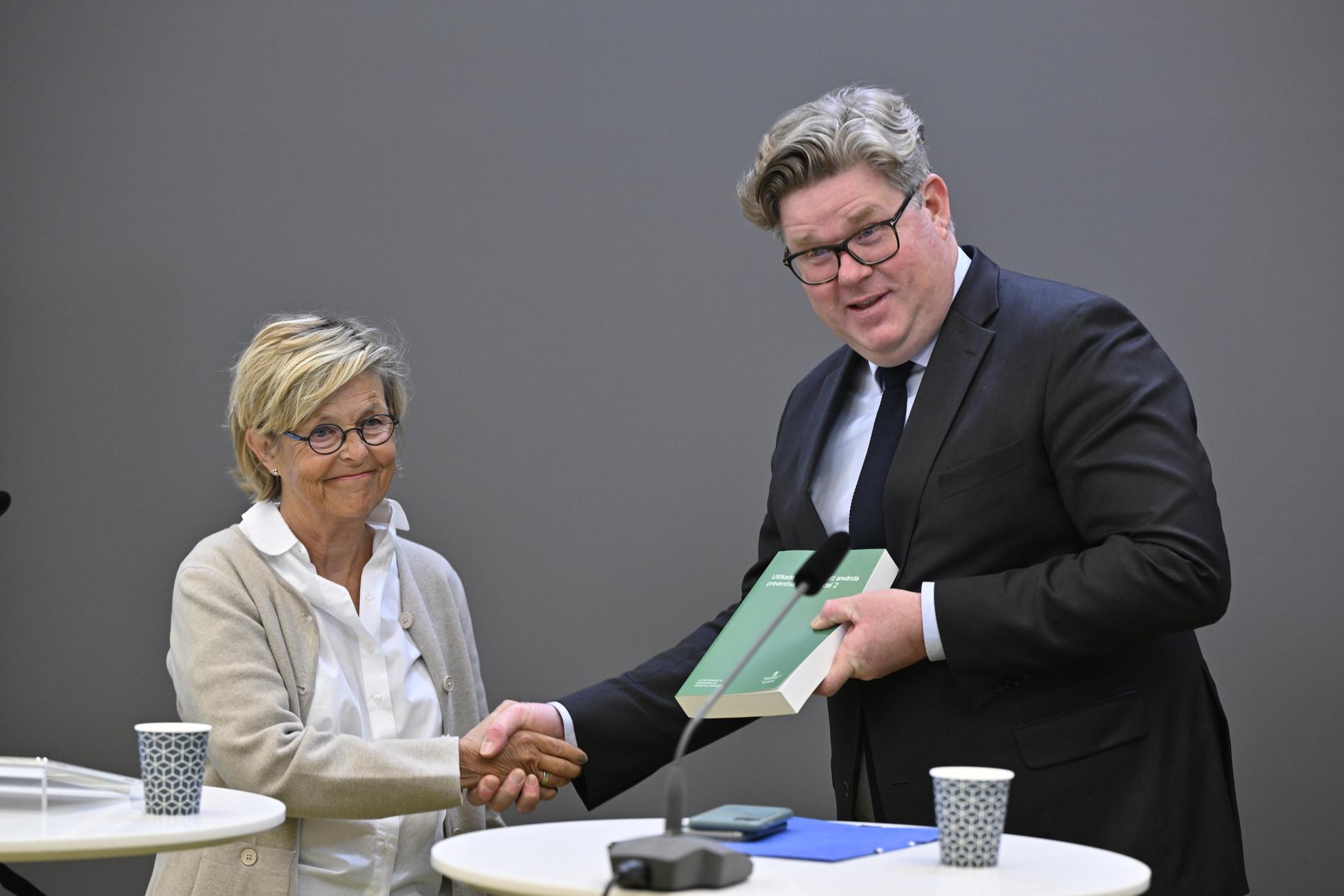 Justitieminister Gunnar Strömmer (M) och den särskilda utredaren Inger Söderholm.