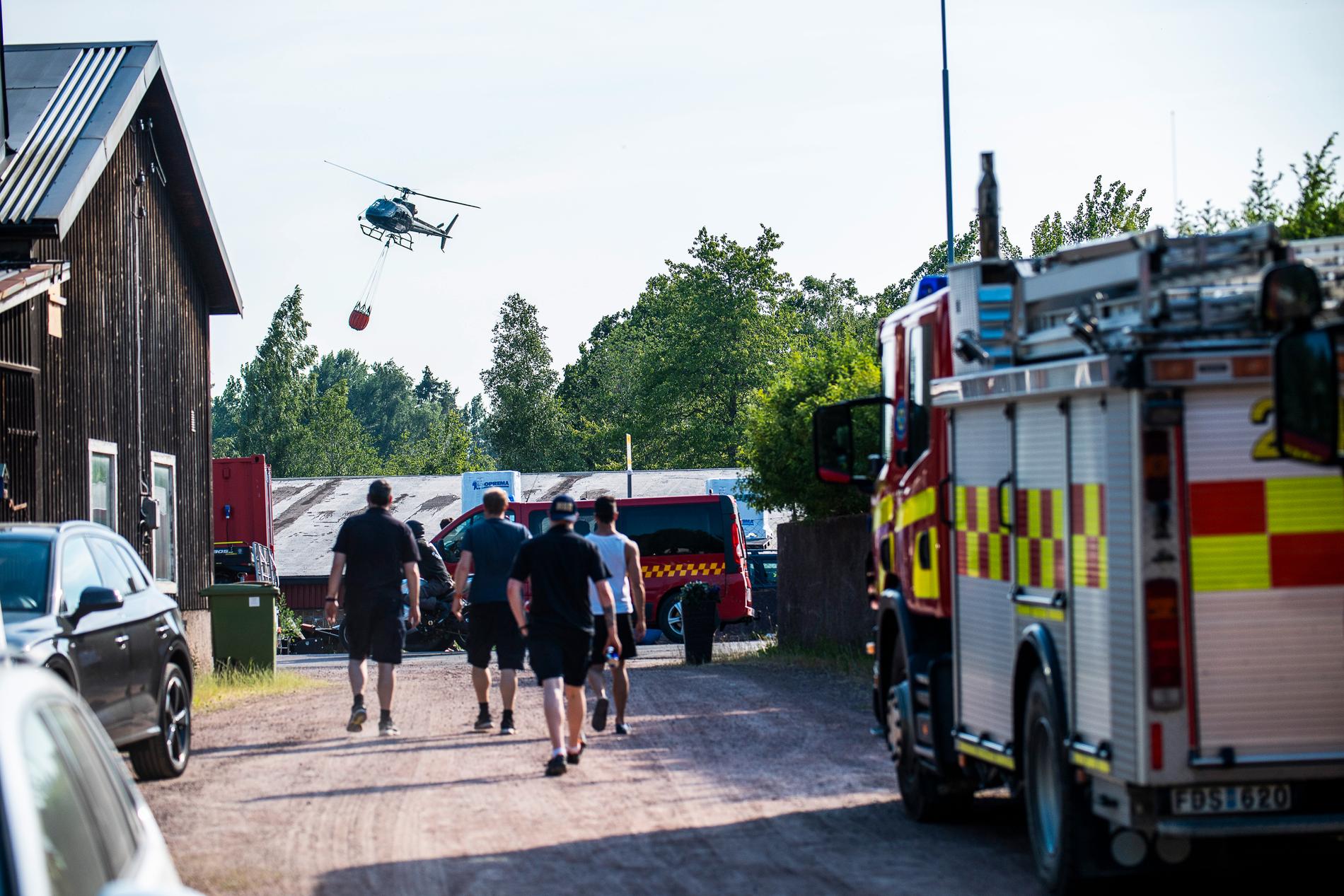 Räddningspersonal på plats under lördagen vid ledningsplatsen i Finsjö under skogsbranden.