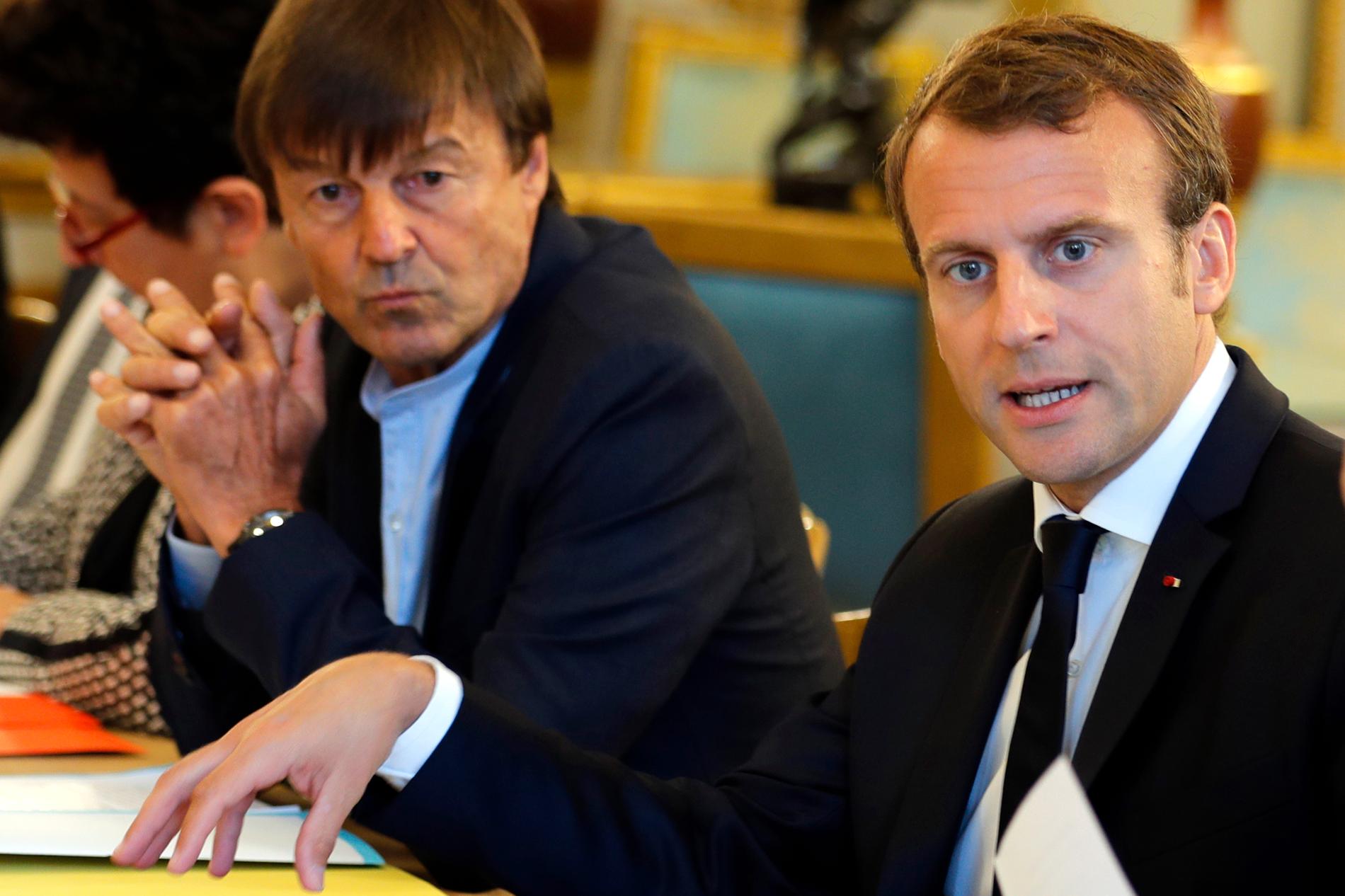 Den dåvarande franske miljöministern Nicolas Hulot (till vänster) avgick i fjol med motiveringen att Emmanuel Macrons (till höger) regering inte gör tillräckligt för att hantera klimatförändringarna. Arkivbild.