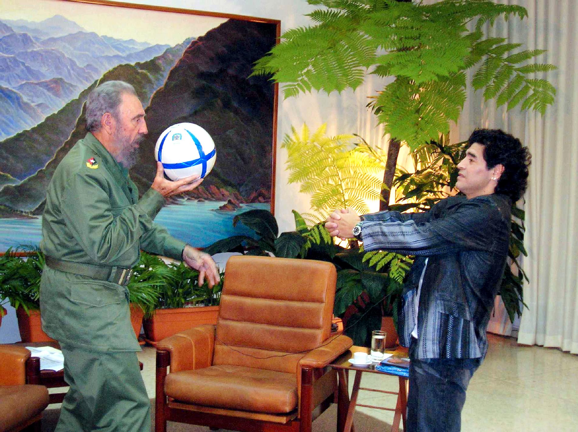 Castro leker med en boll tillsammans med den argentinska fotbollslegendaren Diego Maradona under en intervju i Havanna i oktober 2005.