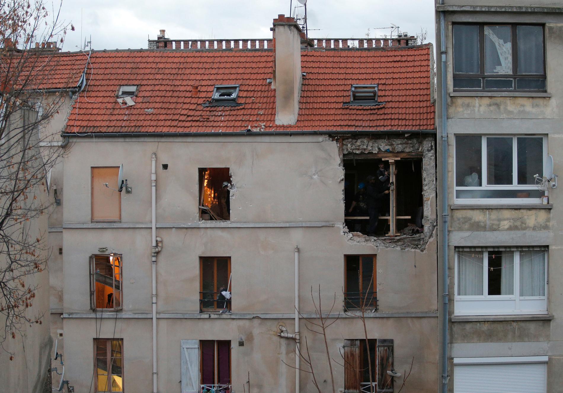Lägenheten i Parisförorten Saint-Denis undersöks efter polisräden där två av gärningsmännen bakom Parisattackerna dödades. Arkivbild.