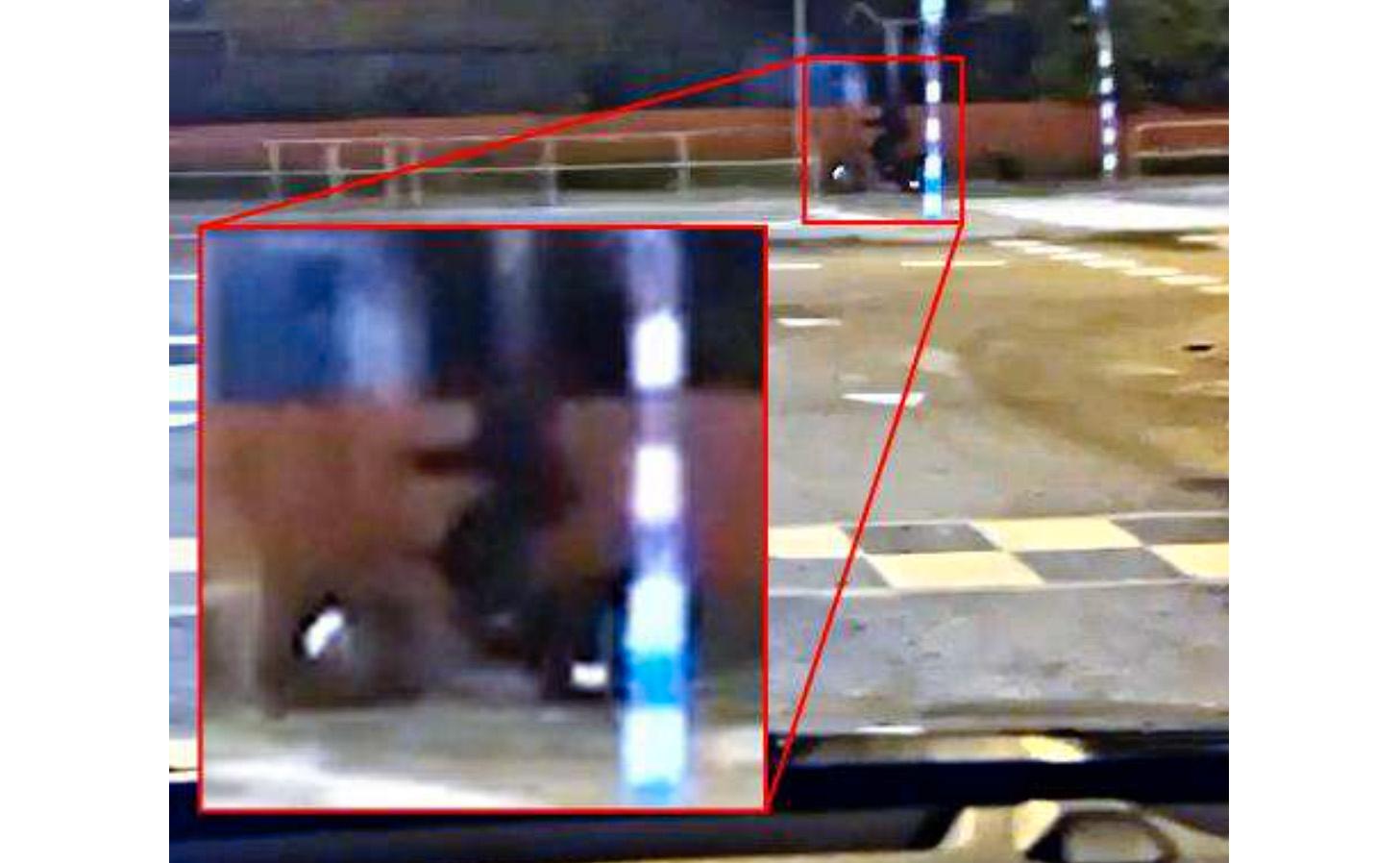 En förbipasserande filmade skytten när han flydde på en elcykel. 