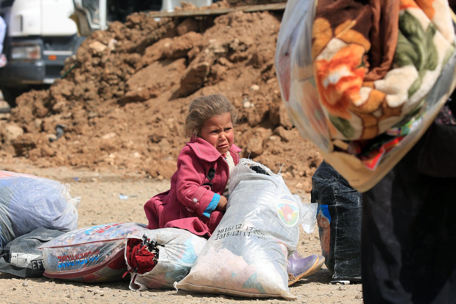 En flicka på flykt från Mansourdistriktet i Mosul.