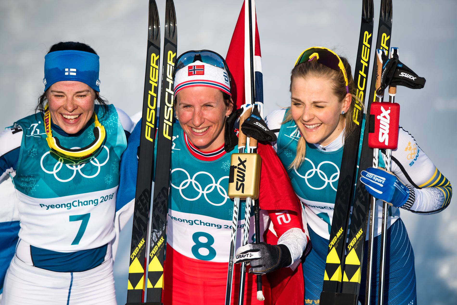 Pallen efter OS-tremilen 2018: Krista Pärmäkoski, Marit Björgen och Stina Nilsson.