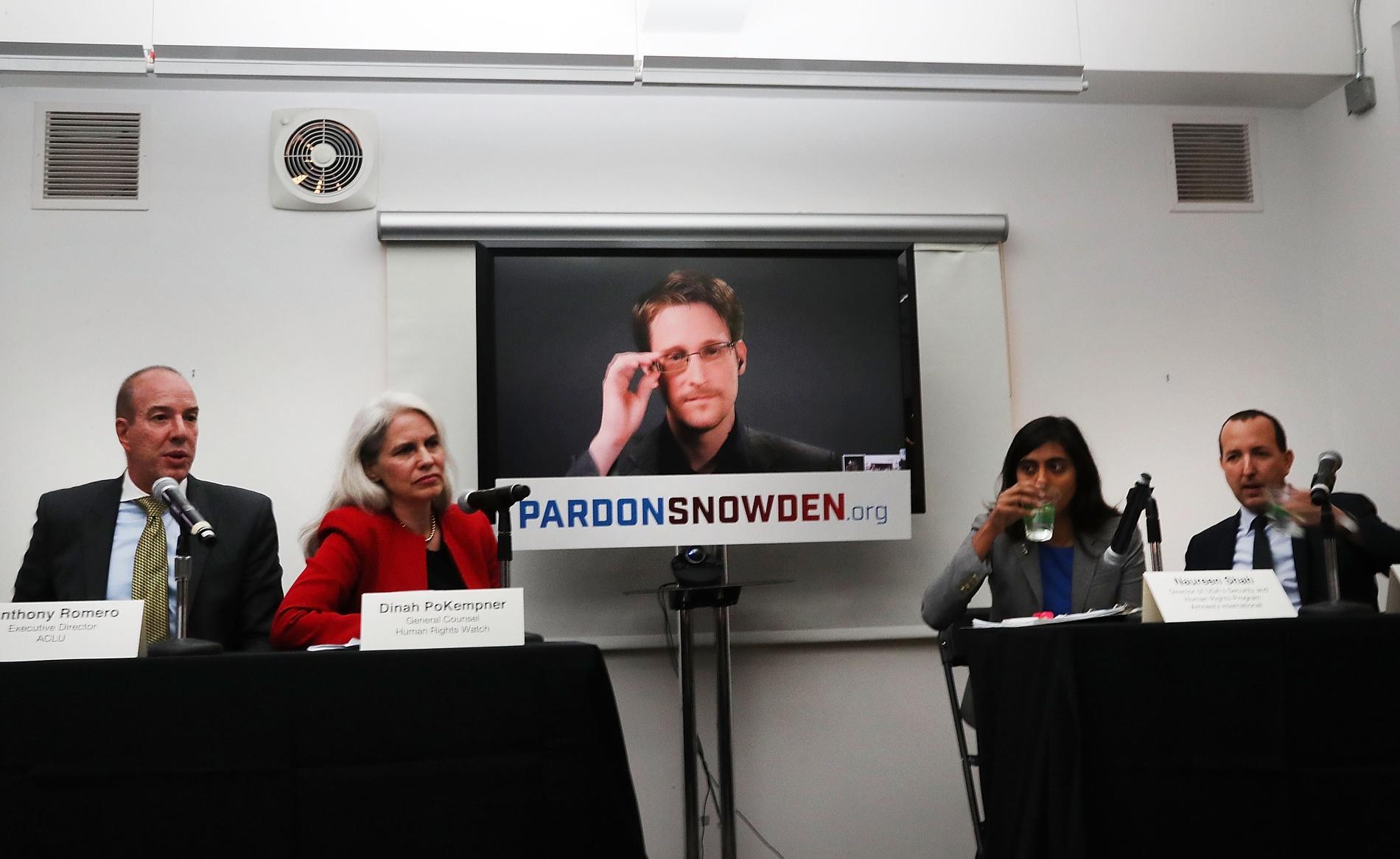 Edward Snowden på videolänk under presskonferensen.