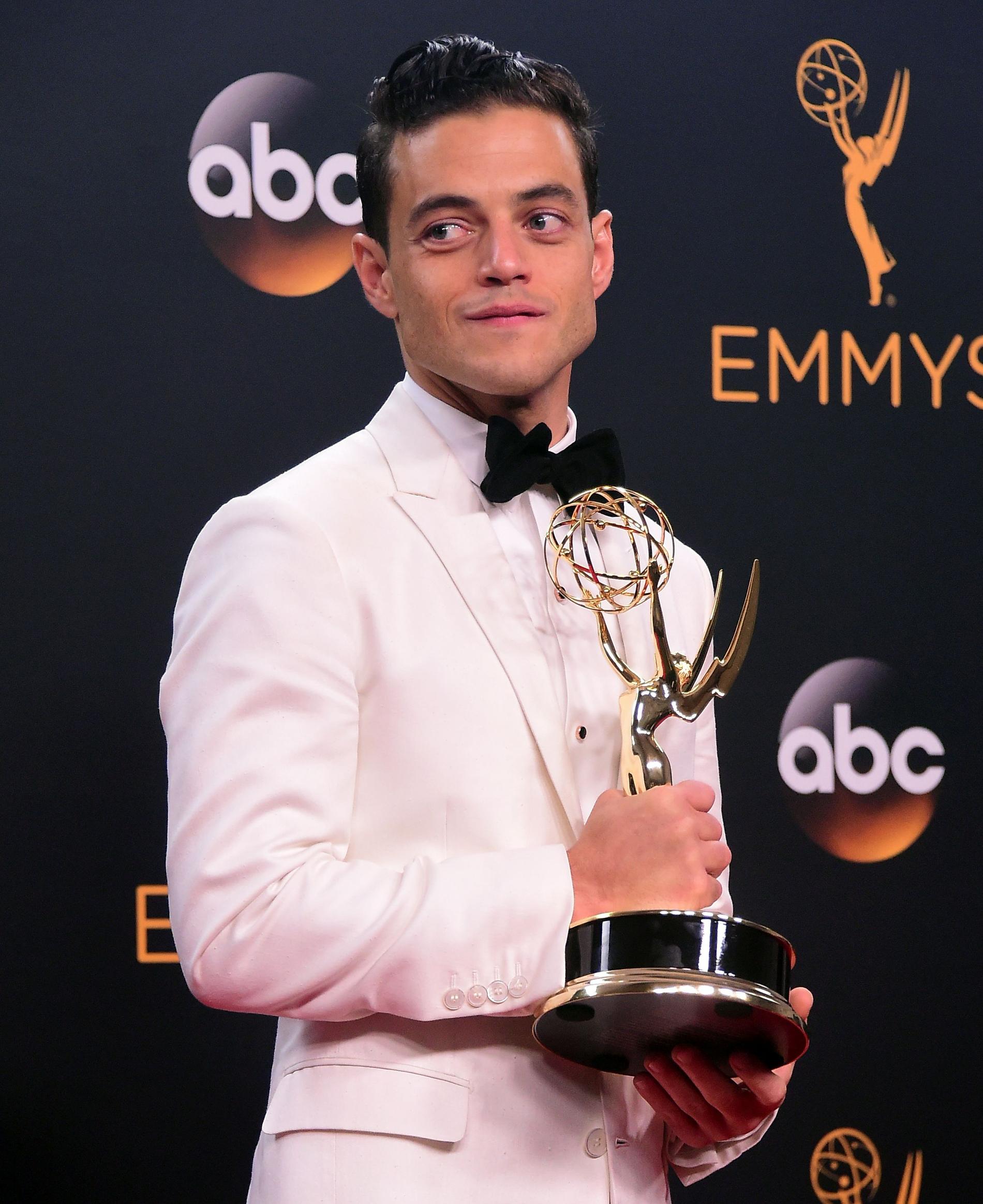 Rami Malek med den eftertraktade Emmy-statyetten.