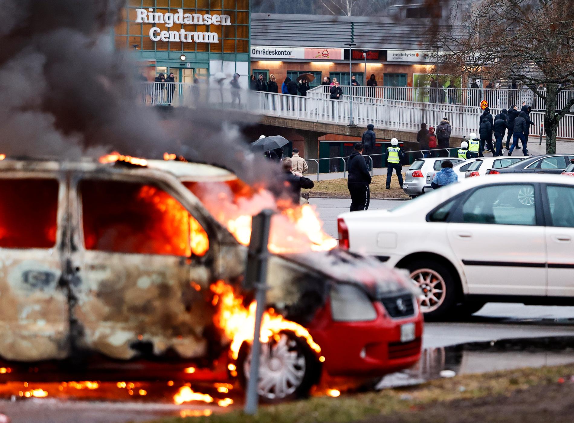 En bil brinner i Navestad, Norrköping på skärtorsdagen. 