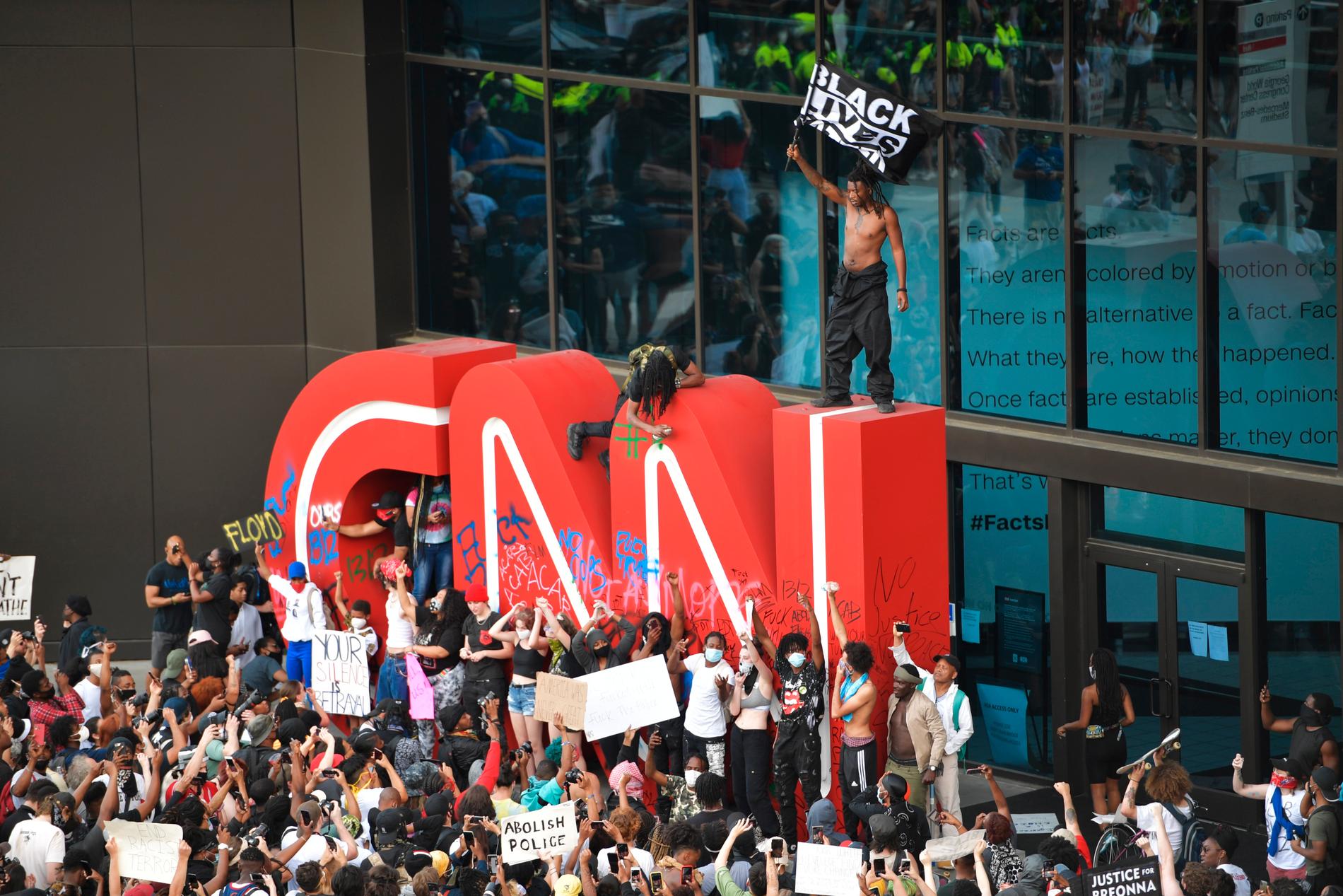 Protester utanför CNN:s huvudkontor i Atlanta. 