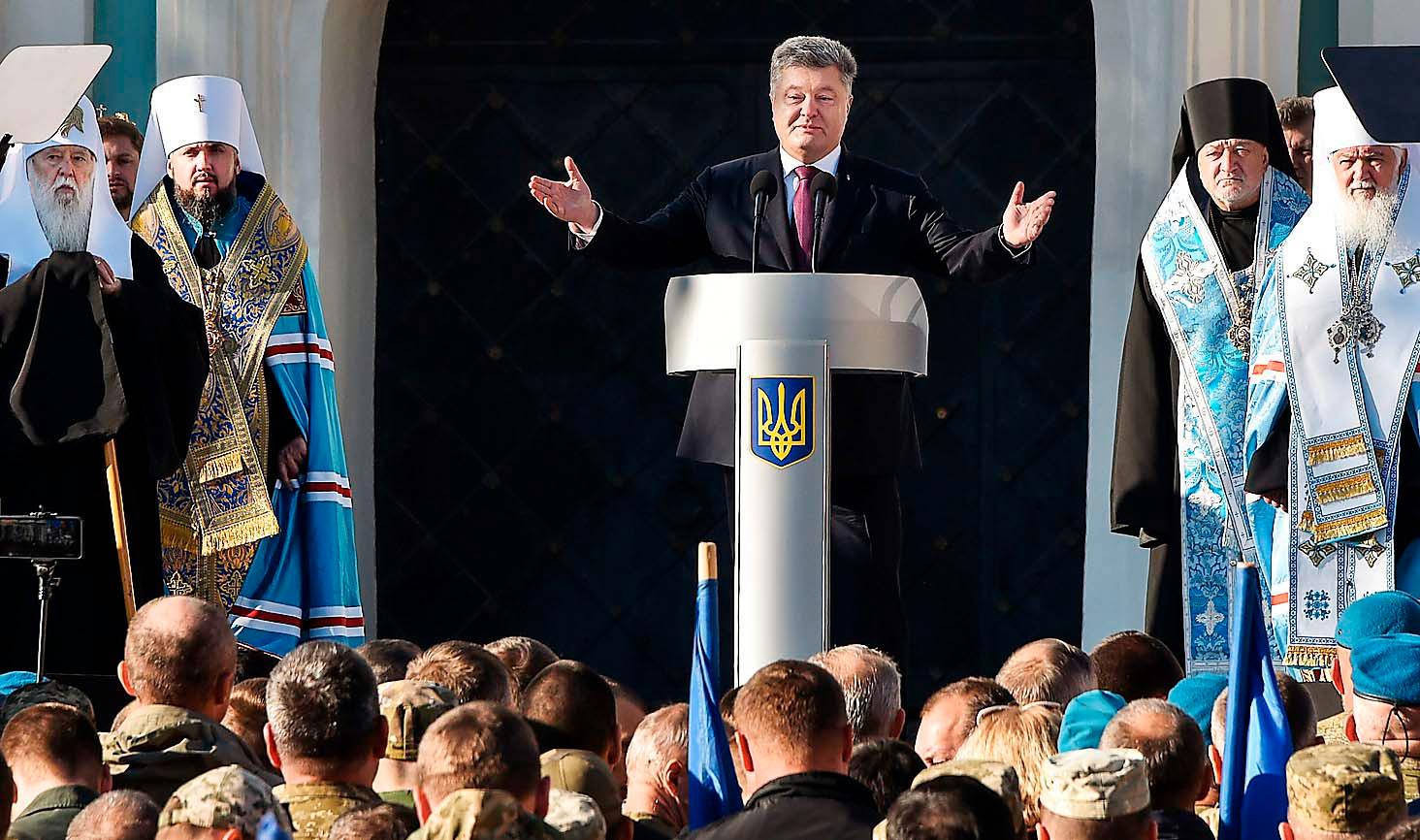 President Petro Porosjenko talar vid ett massmöte med bland andra Kievpatriarkatets ledare Filaret (längst till vänster).