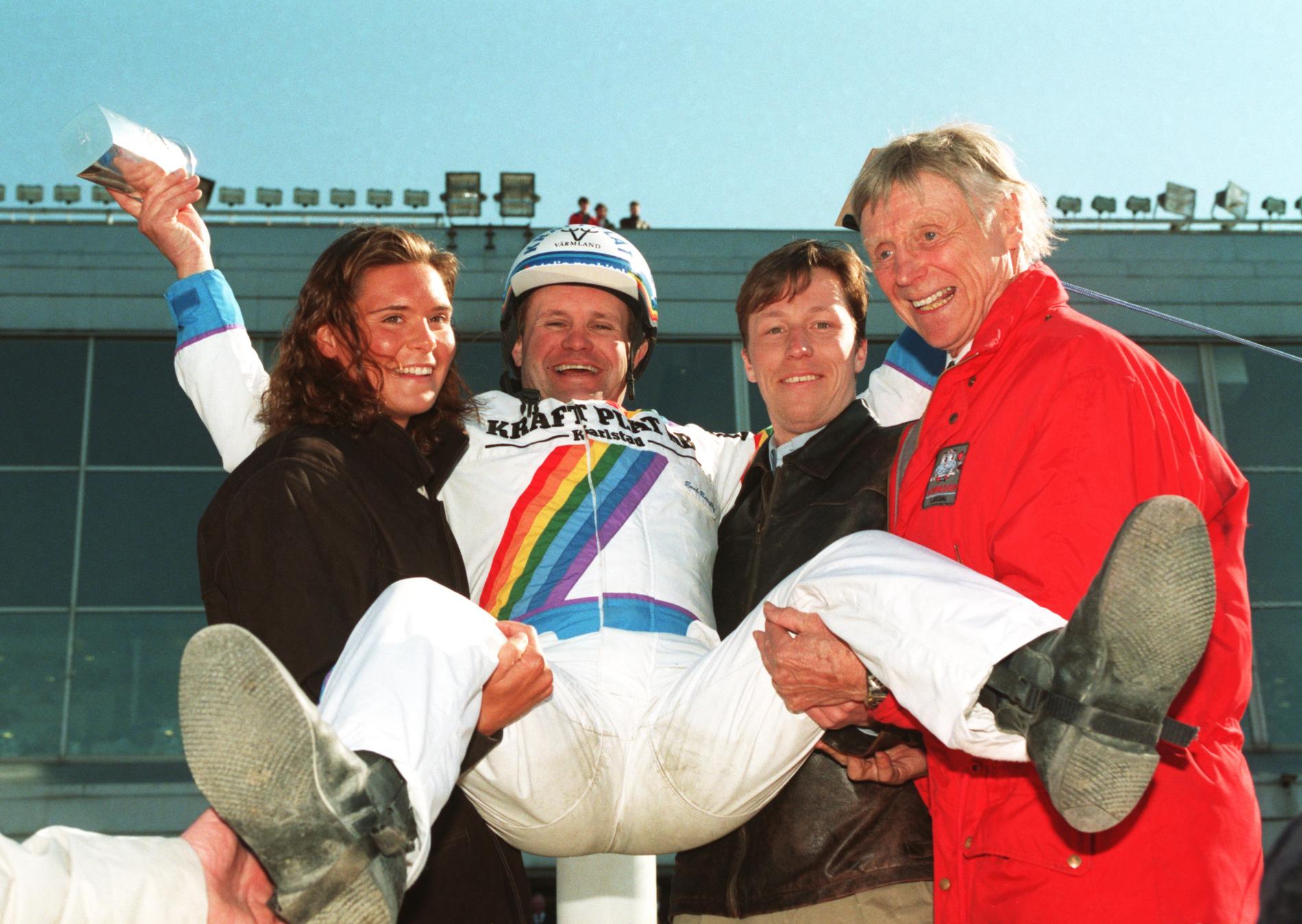 Erik Berglöf hissas av simmerskan Louise Karlsson och bordtennisspelaren Jan-Ove Waldner efter segern i Olympiatravet 1994 med Copiad.