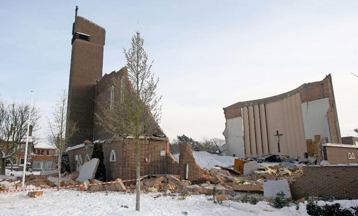 Inte mycket återstod av kyrkan i Deipenbeek efter takraset.