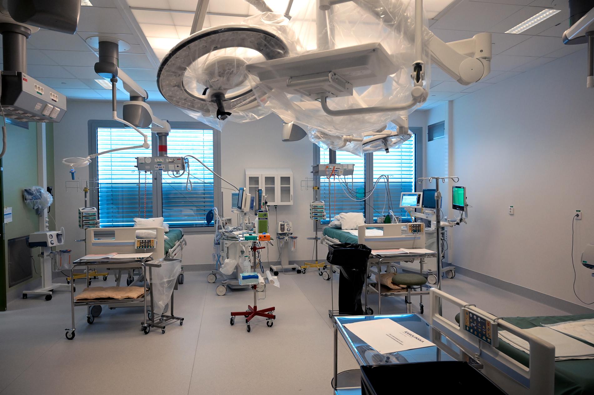 Den nya tillbyggnaden på Karolinska Universitetssjukhuset i Huddinge har 23 operationssalar. Planen var att de nya operationssalarna skulle tas i bruk under april 2020. Med anledning av växande antalet patienter med covid-19 som behöver intensivvård gör Karolinska dessa icke driftsatta salar till tillfälliga intensivvårdsplatser.