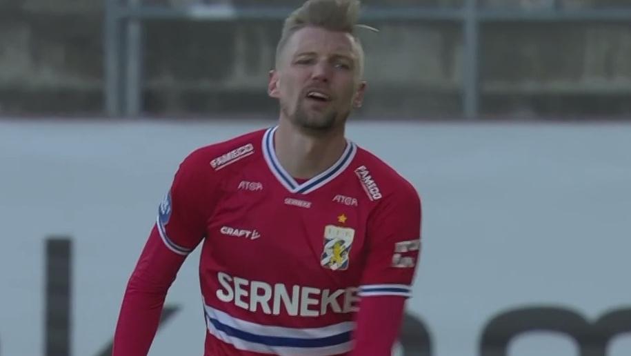 Sebastian Eriksson fick också kliva av för Blåvitt. 