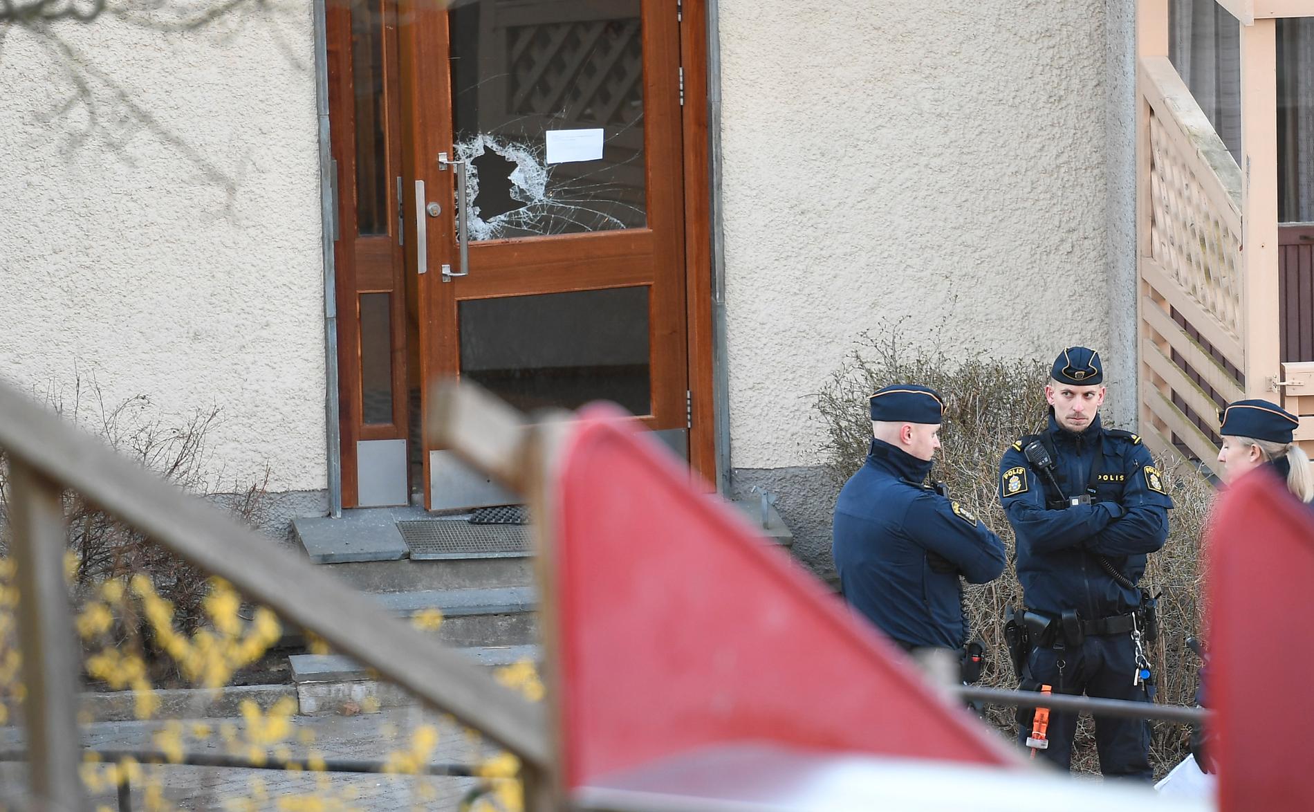 Poliser på plats efter skottlossningen i Sätra.