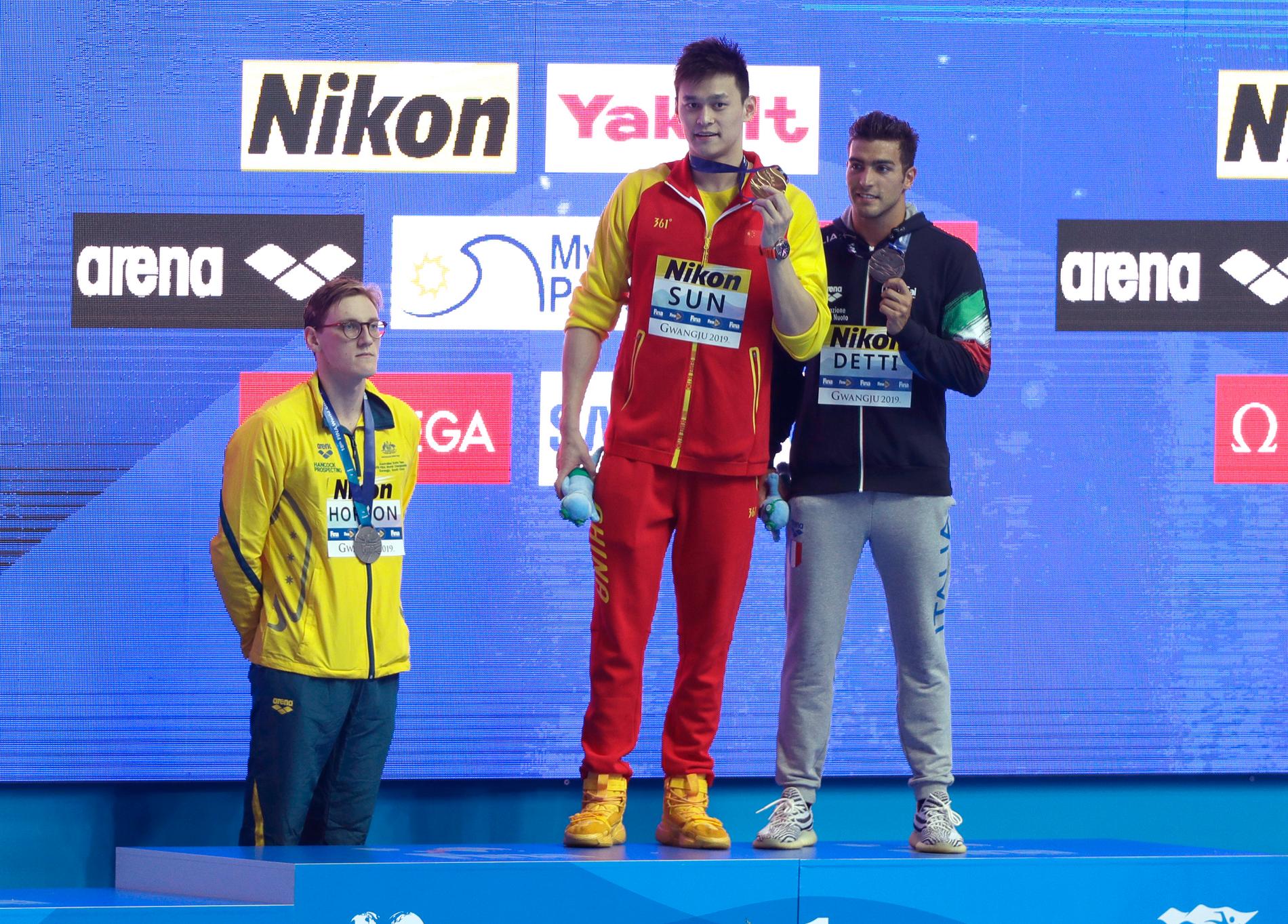 Australiens silvermedaljör Mack Horton, till vänster, vägrade gå upp på prispallen tillsammans med Kinas guldmedaljör Sun Yang. Nu hyllas Horton för sin protest. Till höger Italiens bronsmedaljör Gabriele Detti.