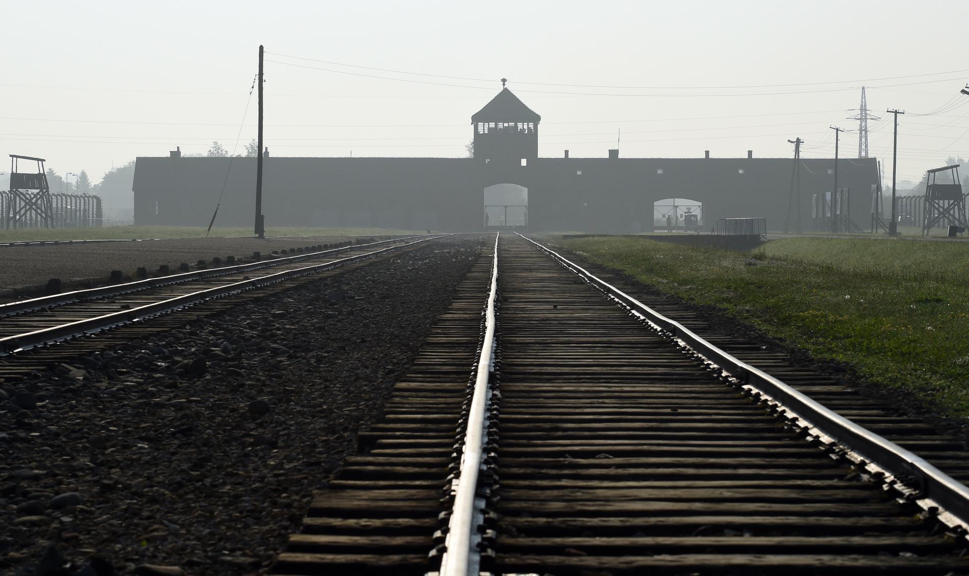Järnvägsspåren mot nazisternas tidigare koncentrations- och dödsläger Auschwitz-Birkenau i Polen. Arkivbild.