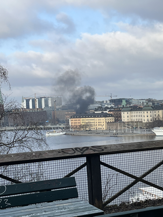 Svart rök syns över Stockholm.
