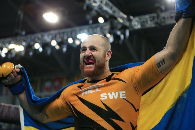 MMA-världsmästaren, Irman Smajic blev oväntat en hjälte – till Hasse Aros stora glädje. 