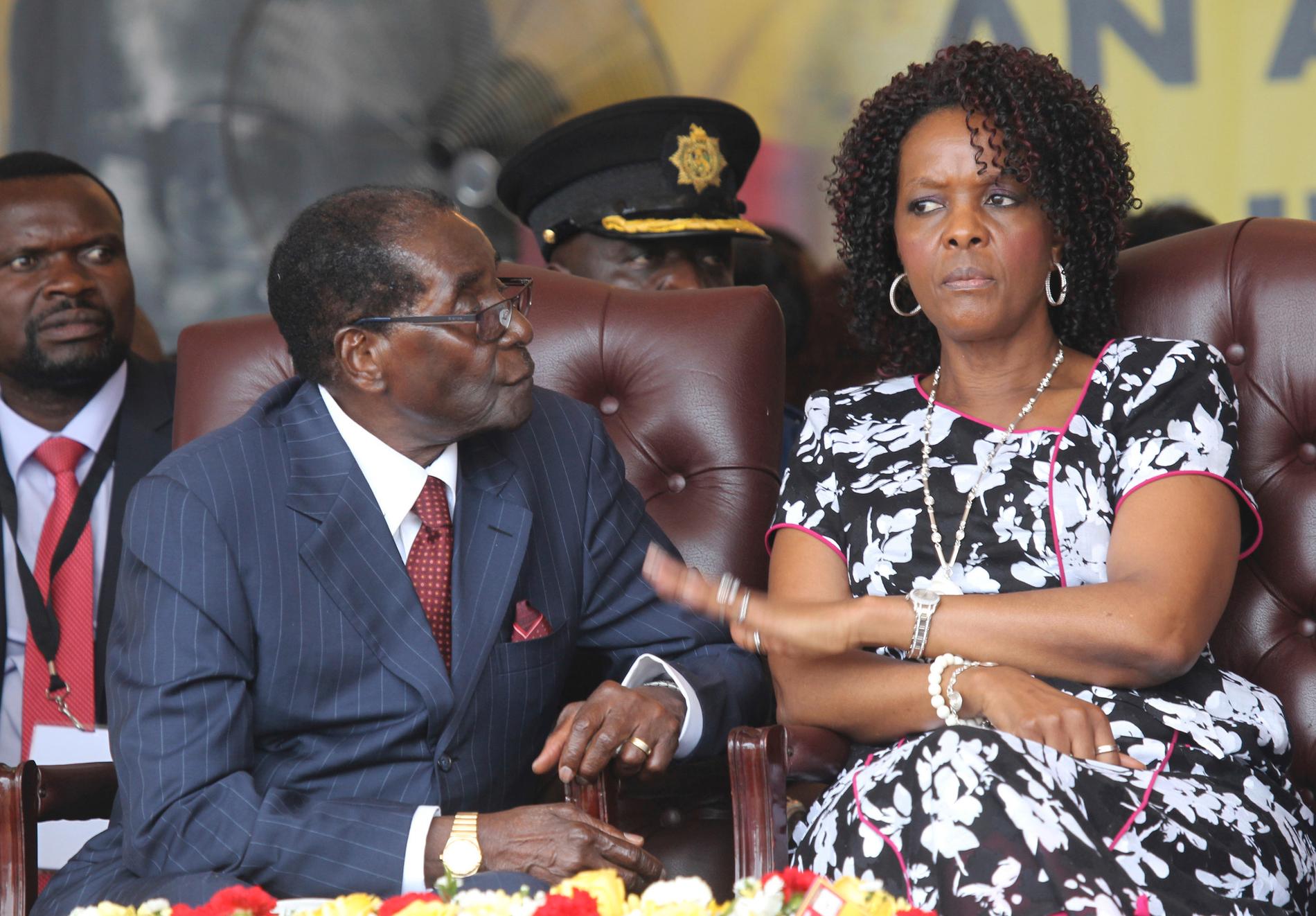 Robert Mugabe med sin hustru Grace. Arkivbild.