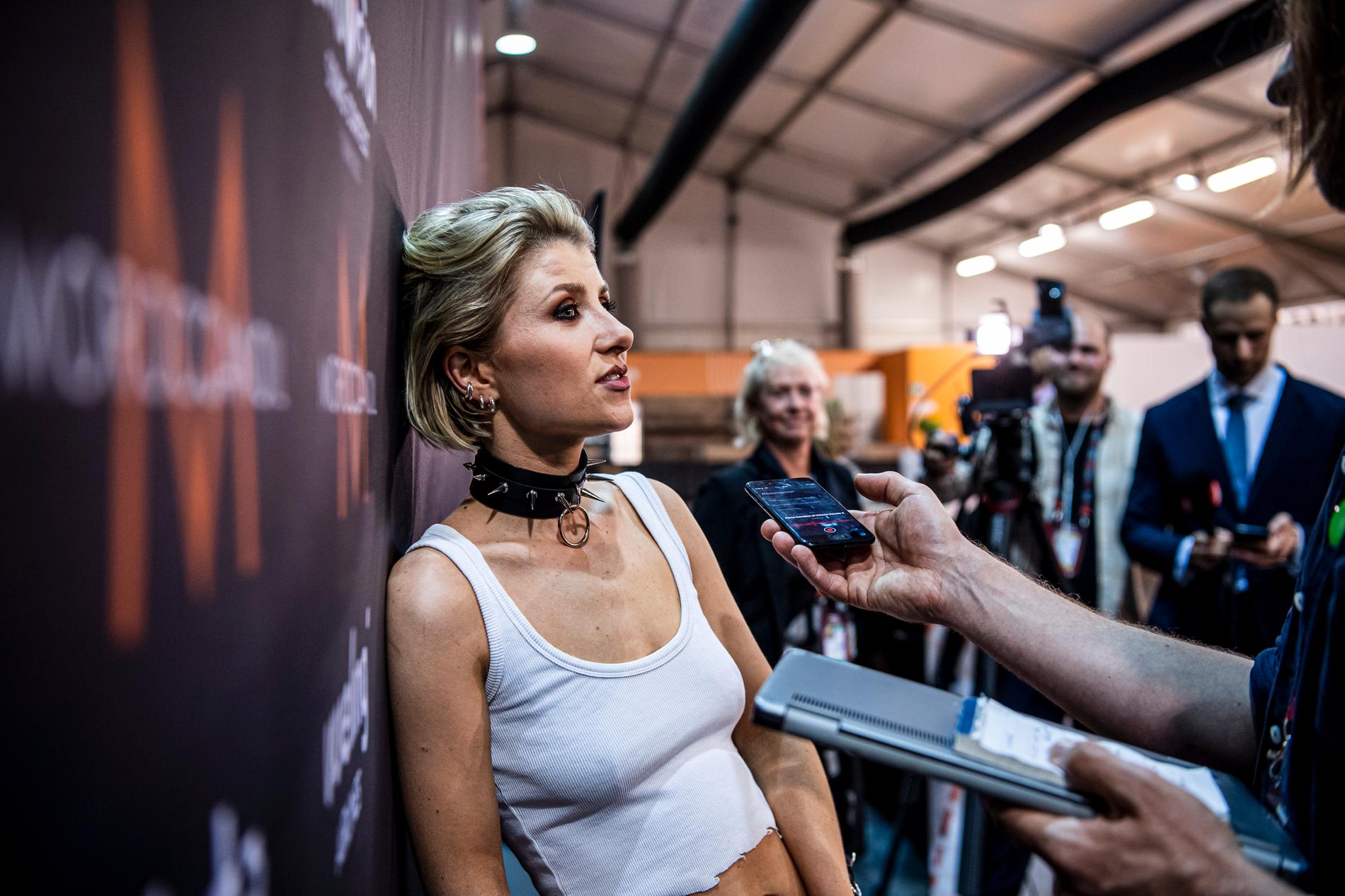 Cornelia Jakobs möter den svenska pressen efter fjärdeplatsen i Eurovision.