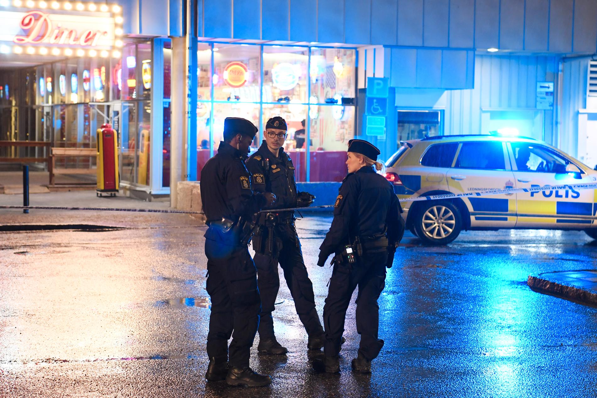 Flera människor larmade polisen om att en misstänkt skottlossning hörts  i Sollentuna centrum.