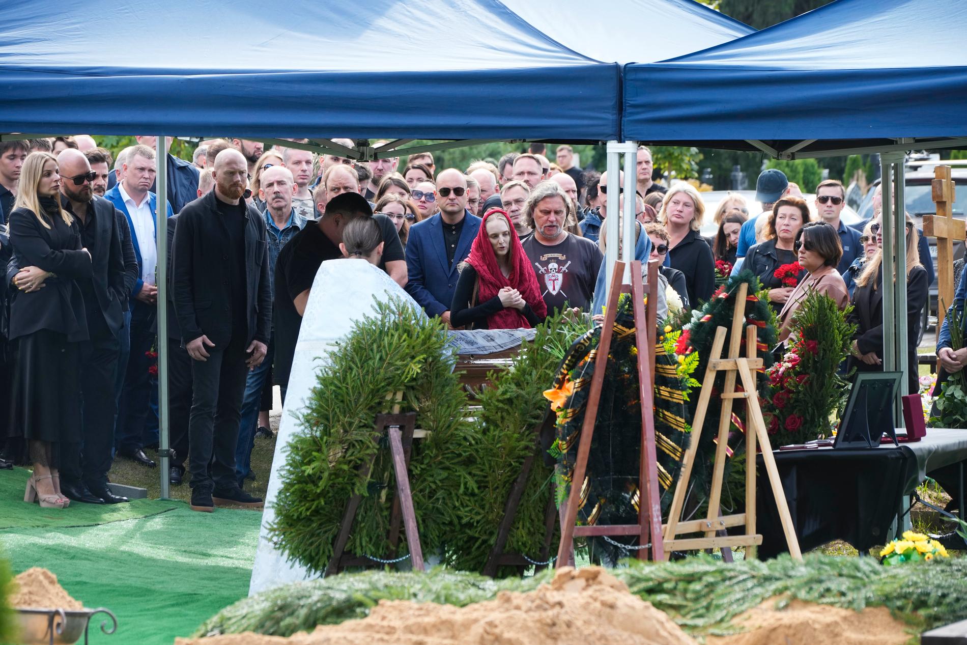 Valerij Tjekalov, en av Jevgenij Prigozjins närmaste medarbetare, begravdes på S:t Petersburgs norra kyrkogård på tisdagen.