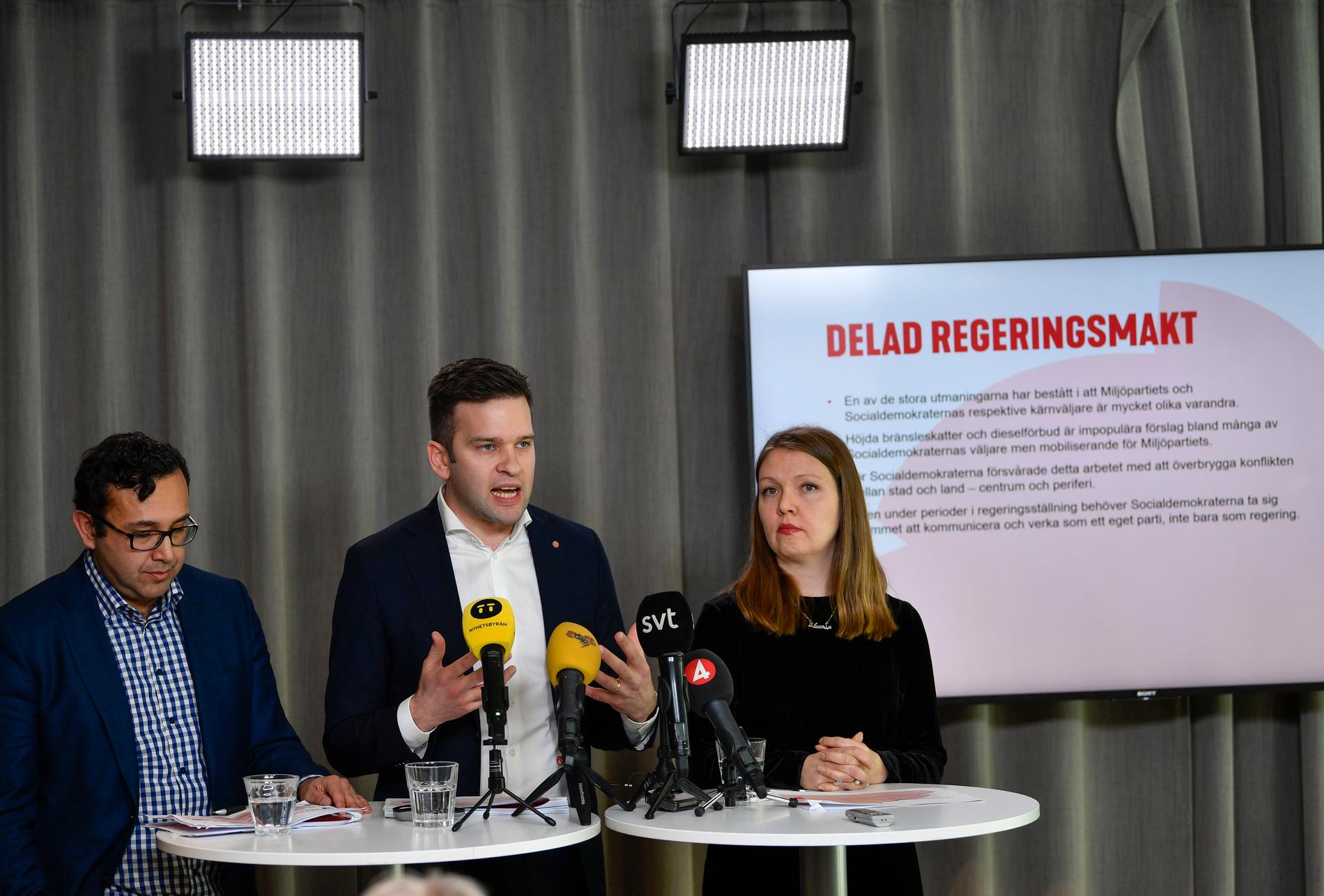 Luciano Astudillo, Gabriel Wikström och Marika Lindgren-Åsbrink presenterar Socialdemokraternas valanalys