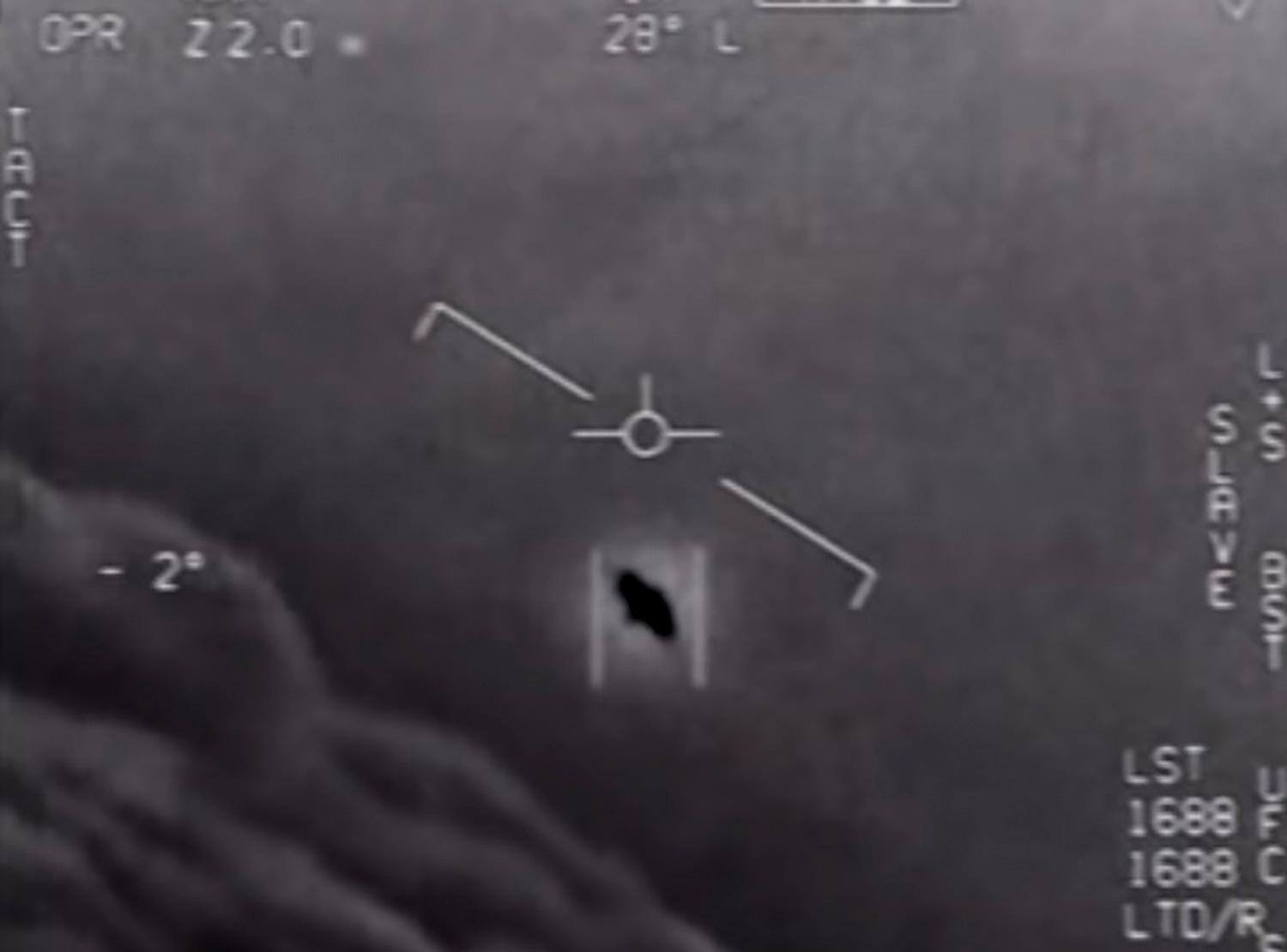 Den här bilden från amerikanska marinen, tagen 2020, har lett till mycket spekulation och påstås av vissa visa ett ufo.