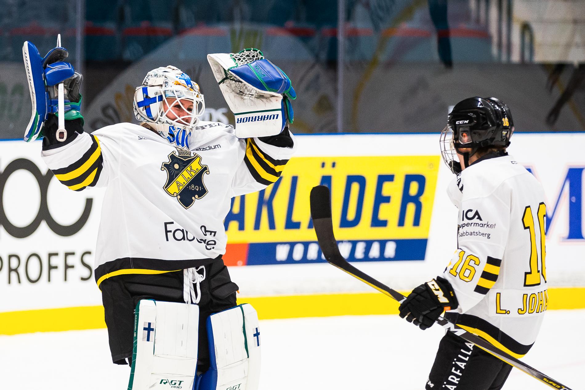 AIK:s målvakt Meeri Räisänen och Lisa Johansson jublar efter derbysegern.