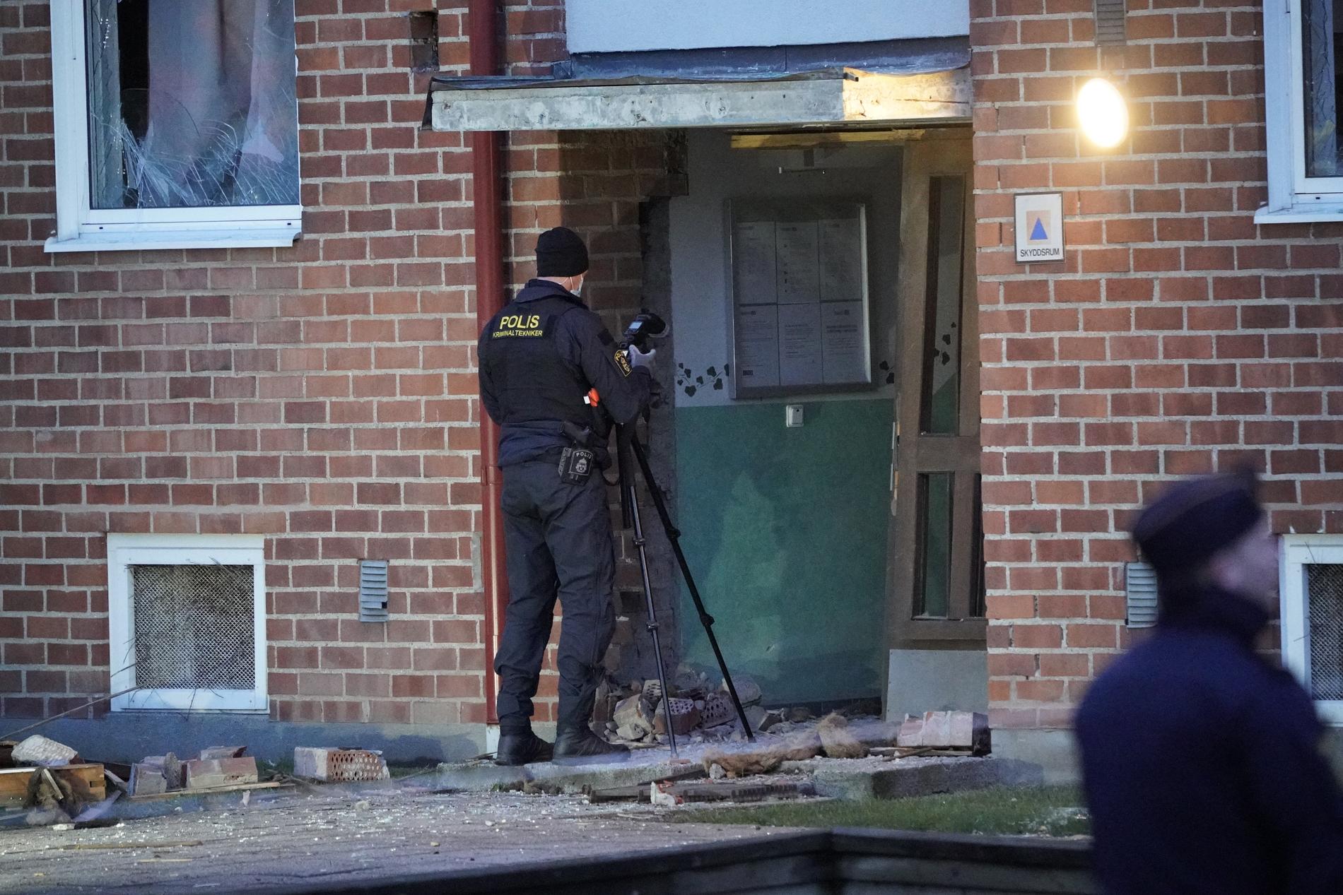 Polisen i Malmö larmades om flera explosioner under natten, en av dem inne i ett trapphus.