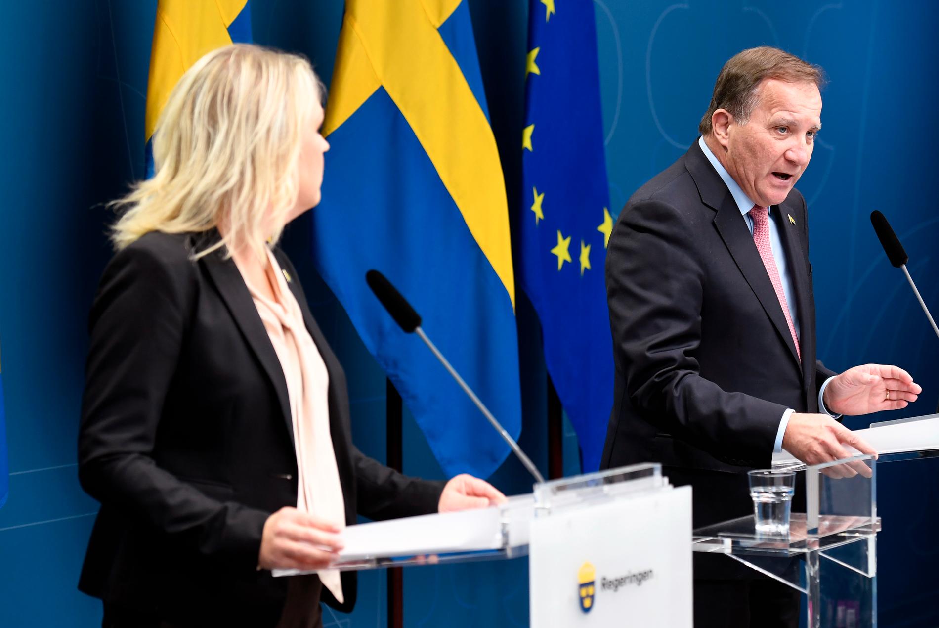 Socialminister Lena Hallengren och statsminister Stefan Löfven under en pressträff om coronapandemin, hösten 2020