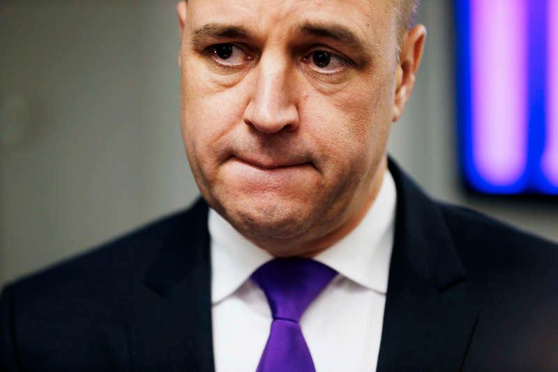 Efter alla utförsäljningar, går det att lita på Fredrik Reinfeldt den här gången?