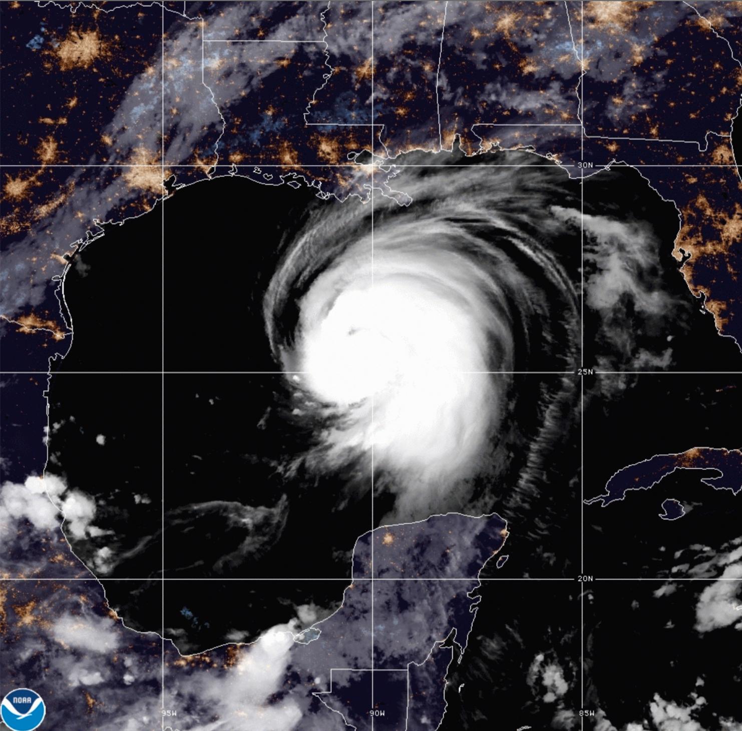 Satellitbild från vädermyndigheten NOAA som visar Lauras jättelika vindvirvel över Mexikanska golfen.