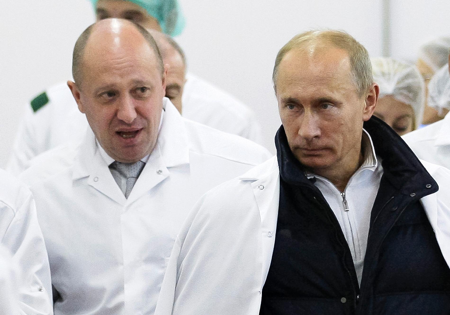 Jevgenij Prigozjins krögarkonglomerat tilldelades statliga upphandlingar värda miljardbelopp. Här träffades han och Vladimir Putin på en skolmatsfabrik i S:t Petersburg 2010. Arkivbild.