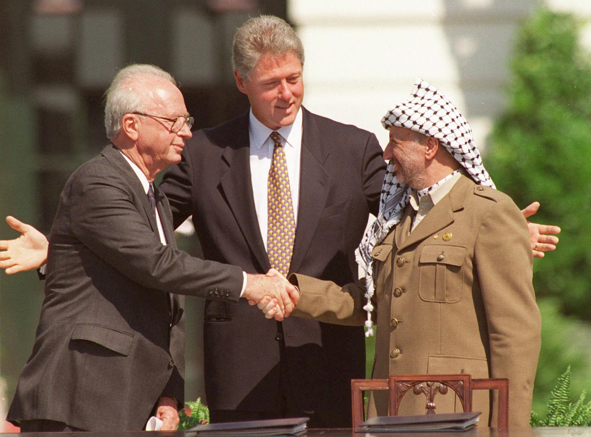 USA:s president Bill Clinton ledde ceremonin vid Vita huset när Osloavtalet undertecknades 1993 av Israels premiärminister Yitzhak Rabin, till vänster, och palestiniernas ledare Yasser Arafat, till höger.